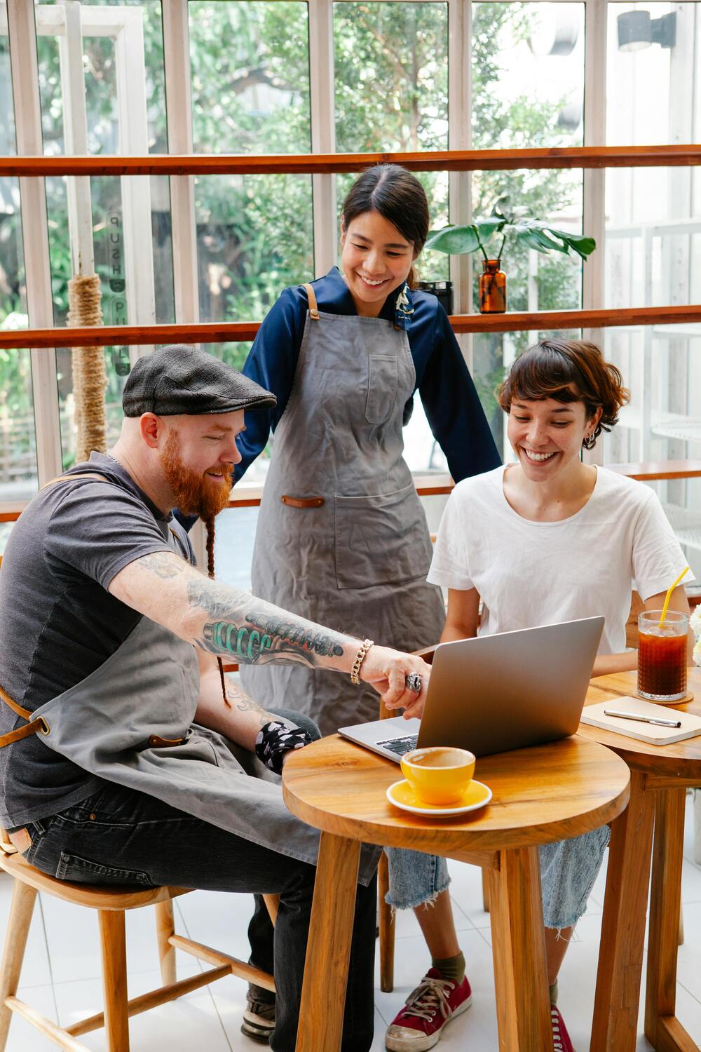 Équipe en commerce utilisant un programme de fidélité au quotidien